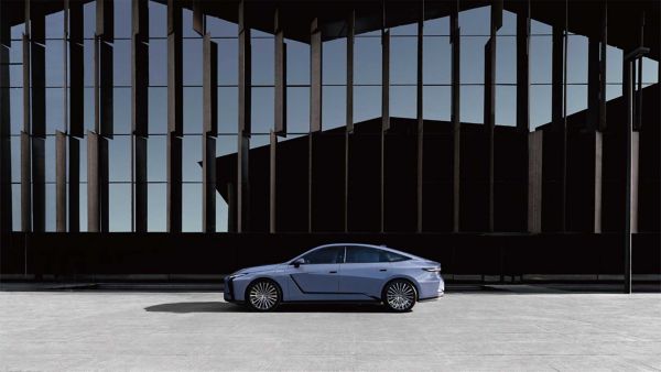 Vista laterale di una nuova Lexus ES parcheggiata