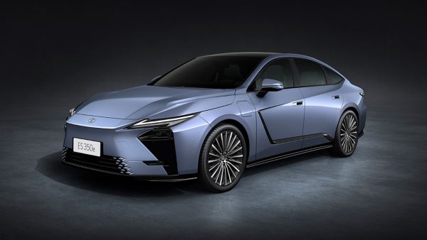 Vista anteriore di tre quarti di una nuova Lexus ES 350e parcheggiata