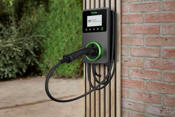 Toyota wallbox geinstalleerd tegen de muur van een woning