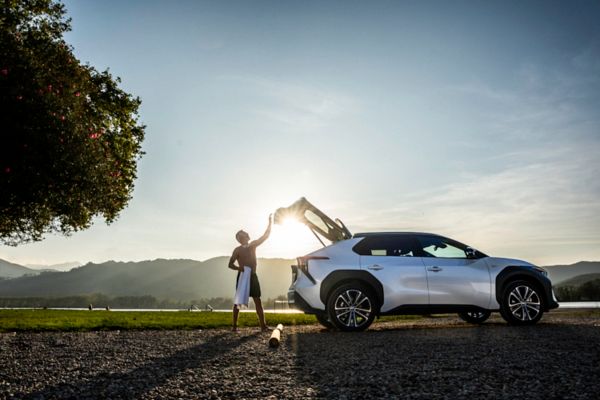 Schliessen des Kofferraums des Toyota bZ4X Battery Electric