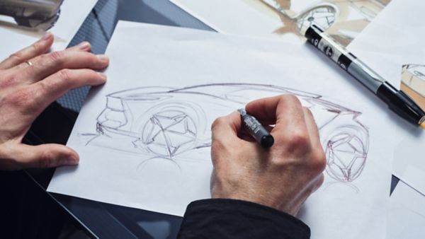 Asmuo piešia automobilio eskizą
