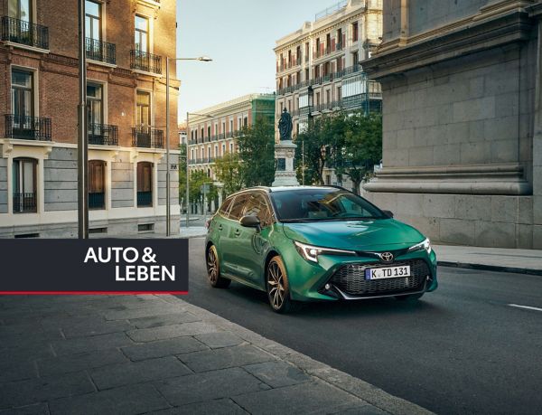 Ein grüner Toyota Corolla GR Sport auf einer menschenleeren Straße in der Stadt, im Hintergrund ein Boulevard mit Bäumen und einer Statue